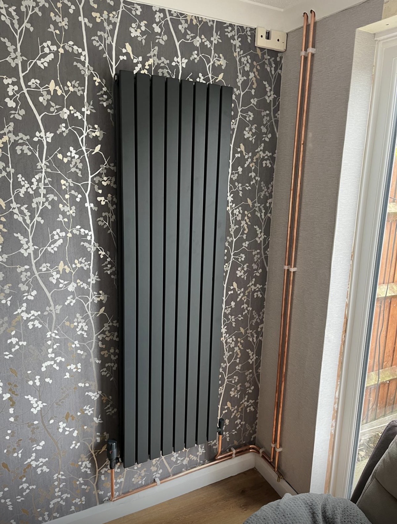 Anthracite vertical radiator installation